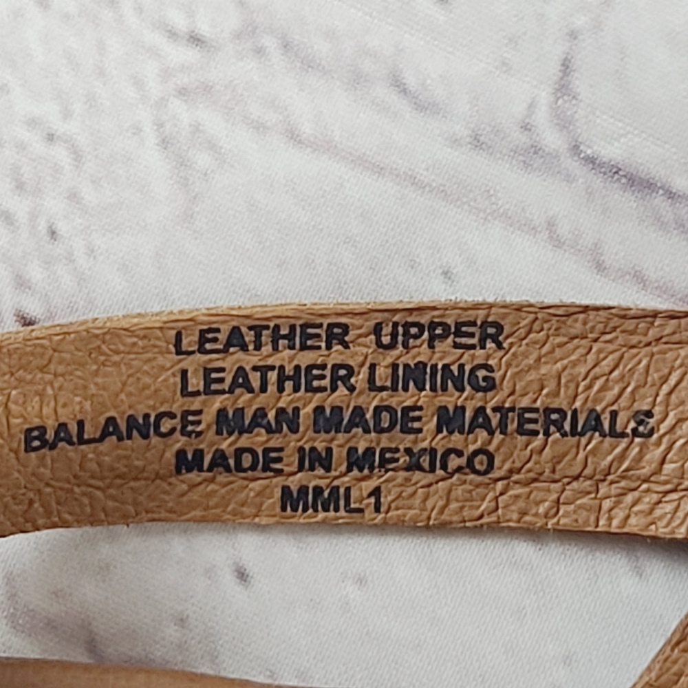 Born Tan Leather Thong Sandals - size 8 - Picture 10 of 10